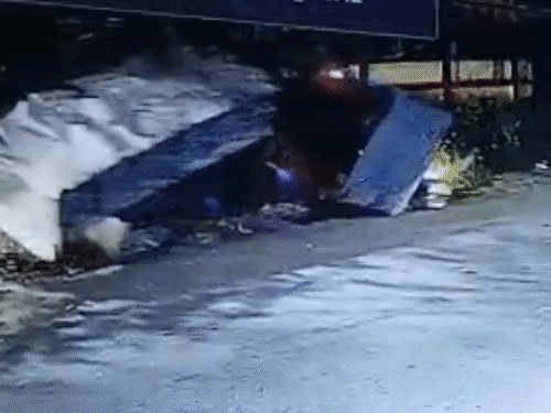 मऊ में तेज रफ्तार ट्रैक्टर-ट्रॉली पलटी, चालक की मौत:ओवरलोड होने से पलटी सीमेंट लदी ट्रॉली, नीचे दबकर गई जान