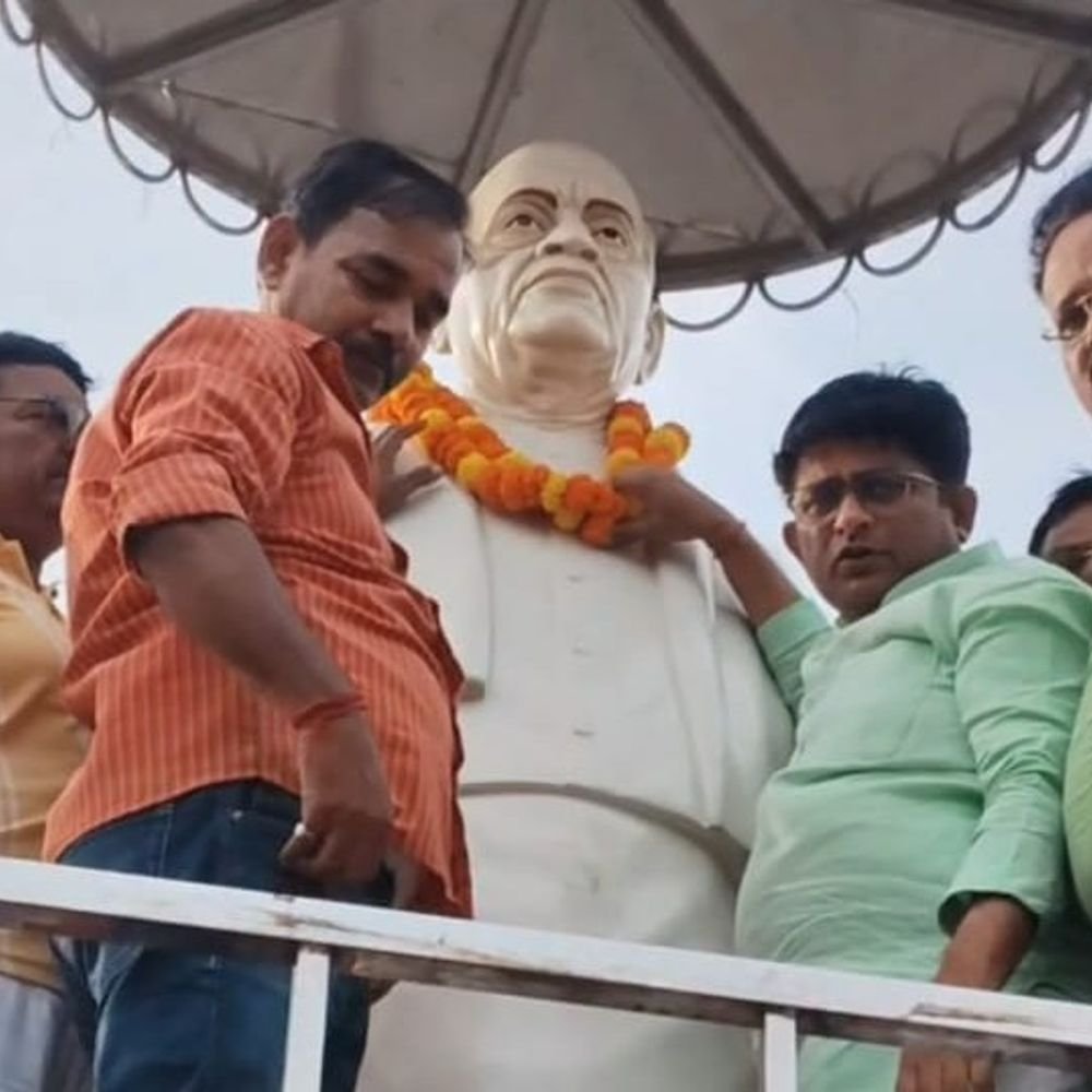 भाजपा ओबीसी मोर्चा ने 'सबसे ऊंचे सरदार' अभियान शुरू किया:मिर्जापुर में पटेल प्रतिमा की सफाई की, 31 अक्टूबर तक चलेगा कार्यक्रम
