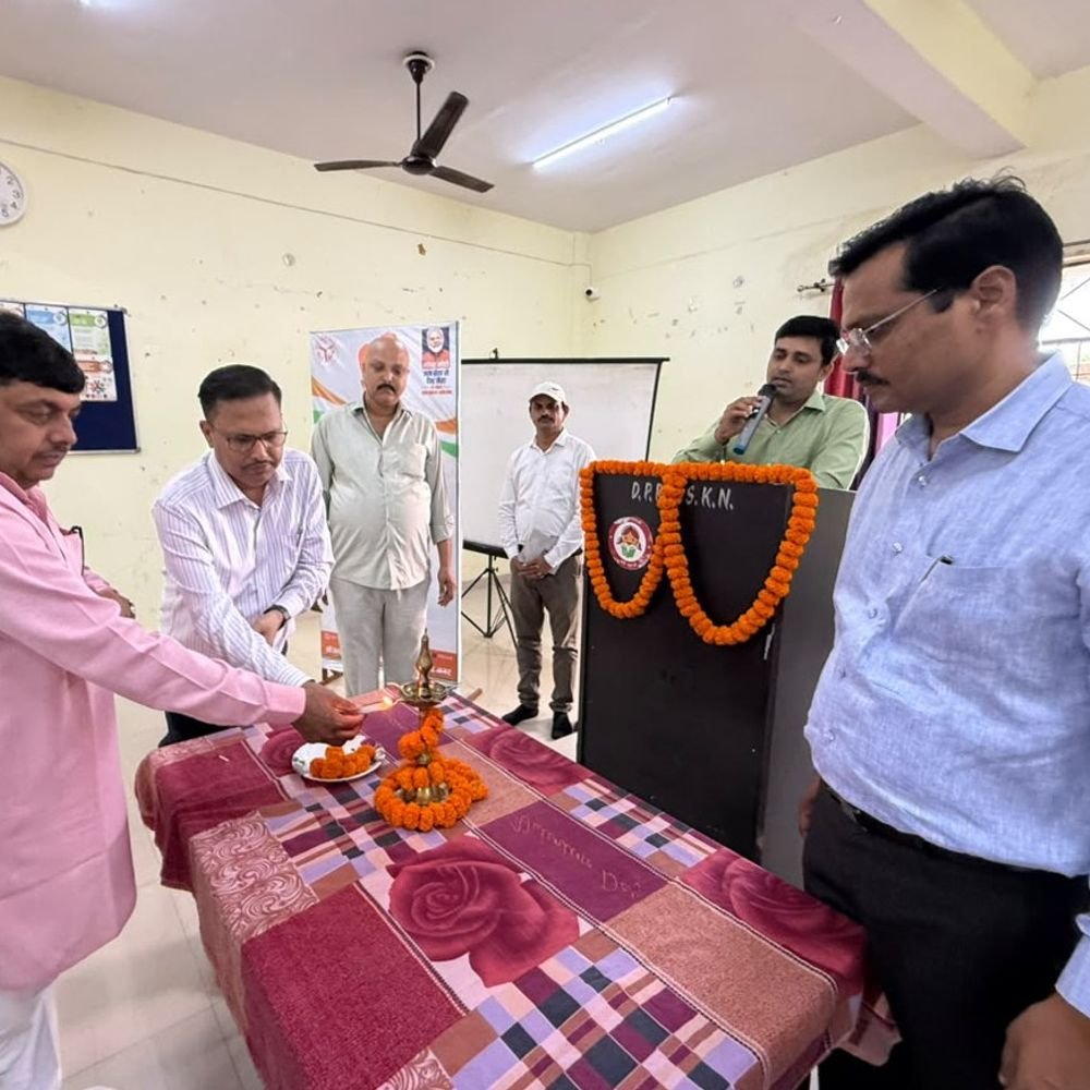 डीएम ने पराली जलाने वालों पर कार्रवाई के दिए निर्देश:पराली प्रबंधन और मक्का की उन्नत खेती पर कृषक गोष्ठी, बताया- जलाने से नष्ट होते हैं मित्र जीवाणु
