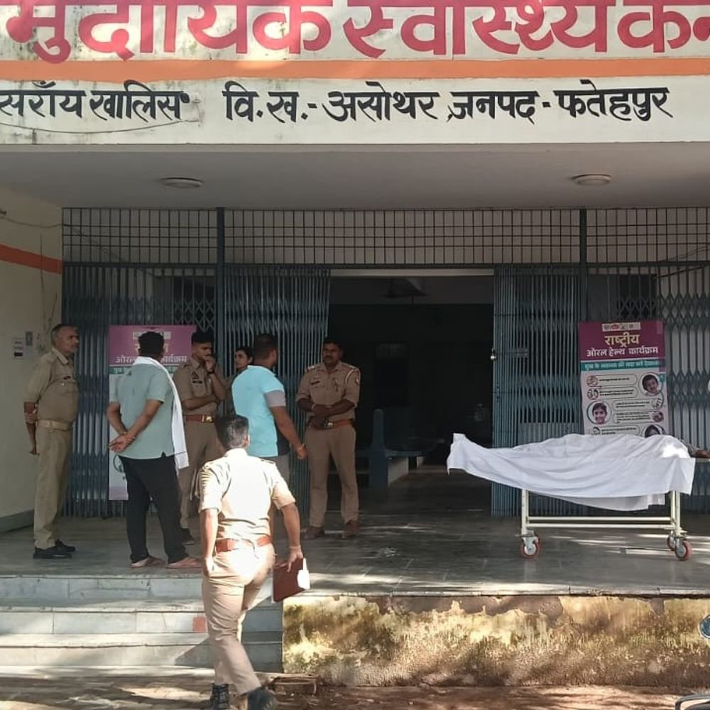 फतेहपुर में डंपर चालक की हाईटेंशन लाइन से मौत:मिट्टी के ढेर पर चढ़कर फोन पर बात करते समय लगा करंट, अस्पताल में मृत घोषित