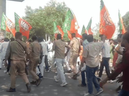 आगरा में मशाल लेकर निकले भाजपाई-जनसेवा का दिया संदेश:PM मोदी के 25 साल के जनसेवा सफर का जश्न, तारघर पर ‘विकसित भारत संकल्प सभा’