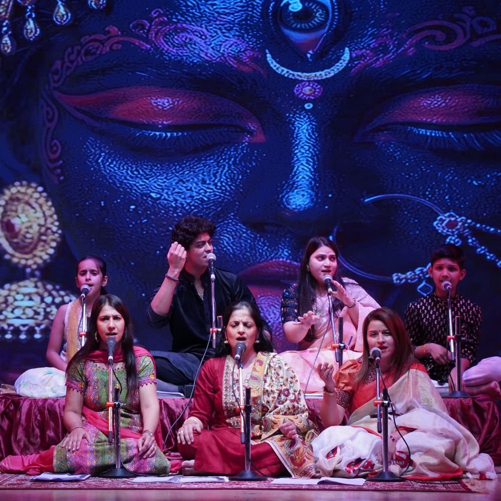 बरेली में ‘त्वमेव माता’ कार्यक्रम:प्रियंका ग्वाल, सात्विक मिश्रा और उनके विद्यार्थियों ने गाए भजन, गीत और गजल