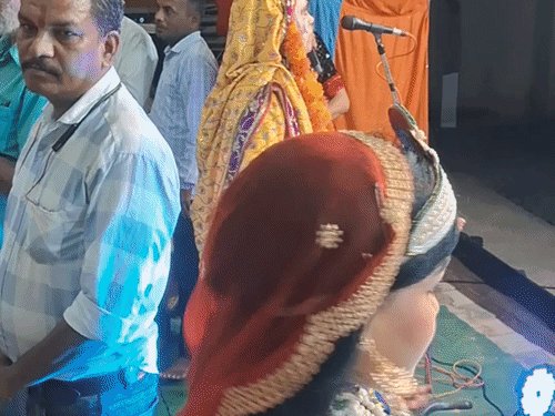 पटियाली में शुरू हुआ श्रीकृष्ण लीला महोत्सव:राधा-कृष्ण की आरती से हुआ शुभारंभ, VIDEO