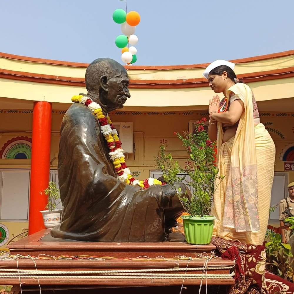 अंबेडकरनगर में गांधी-शास्त्री जयंती पर हुए कार्यक्रम:डीएम ने माल्यार्पण किया, छात्रों ने भजन गाए; वॉक रेस के विजेता सम्मानित