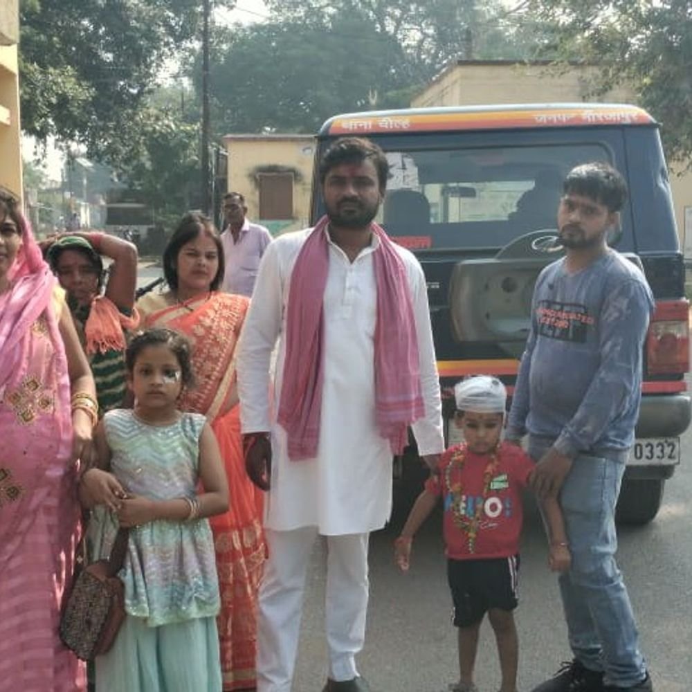 टोटो बचाने के चक्कर में पलटी बोलेरो, 10 लोग घायल:मिर्जापुर में विंध्याचल जा रहे परिवार के सदस्य मिर्जापुर-औराई मार्ग पर हुआ हादसा