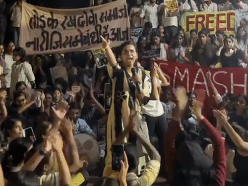 प्रयागराज में यौन शोषण खिलाफ छात्राओं का फ्रीडम मार्च:बोलीं- एक दिन का मार्च नहीं रोज की लड़ाई,महिला शरीर युद्ध वस्तु नहीं