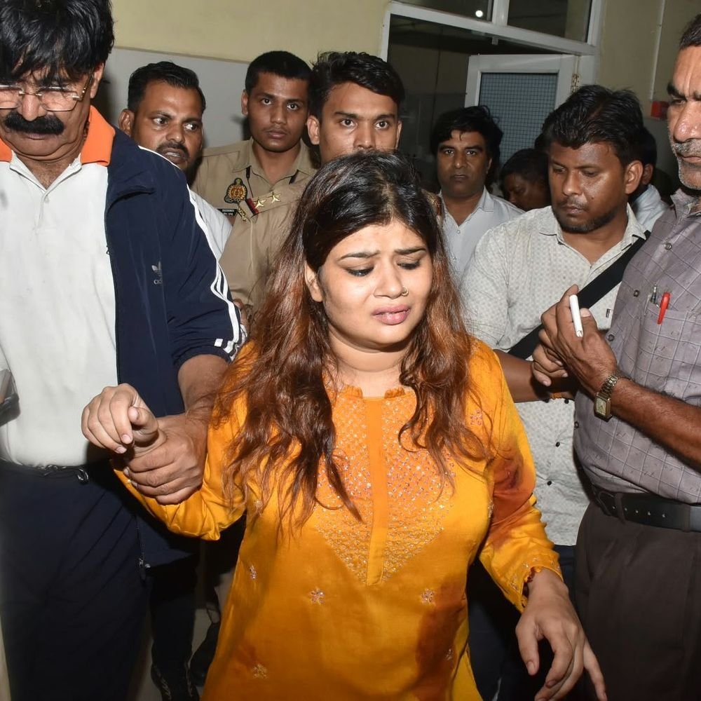 वकील से मिलने के बहाने घर से निकली थी पत्नी:फिरोजाबाद में प्रेमी के पास पहुंची, पति करता रहा पीछा, दोनों को साथ देख बरसाई गोलियां