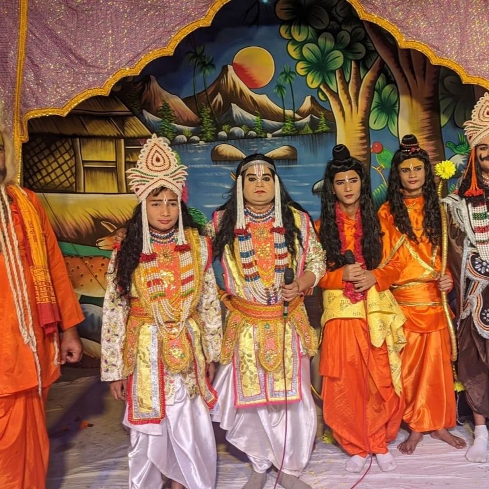 रामलीला में दशरथ मरण और भरत मिलाप:दशरथ मरण का दृश्य देख भावुक हुए दर्शक, चित्रकूट में हुआ भरत मिलाप