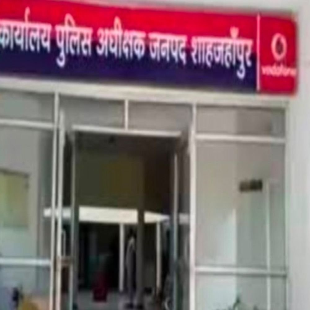शाहजहांपुर में पूर्व IPS के घर चोरी:CCTV में कैद चोर, 5 हजार कैश और 2 मोबाइल ले उड़े
