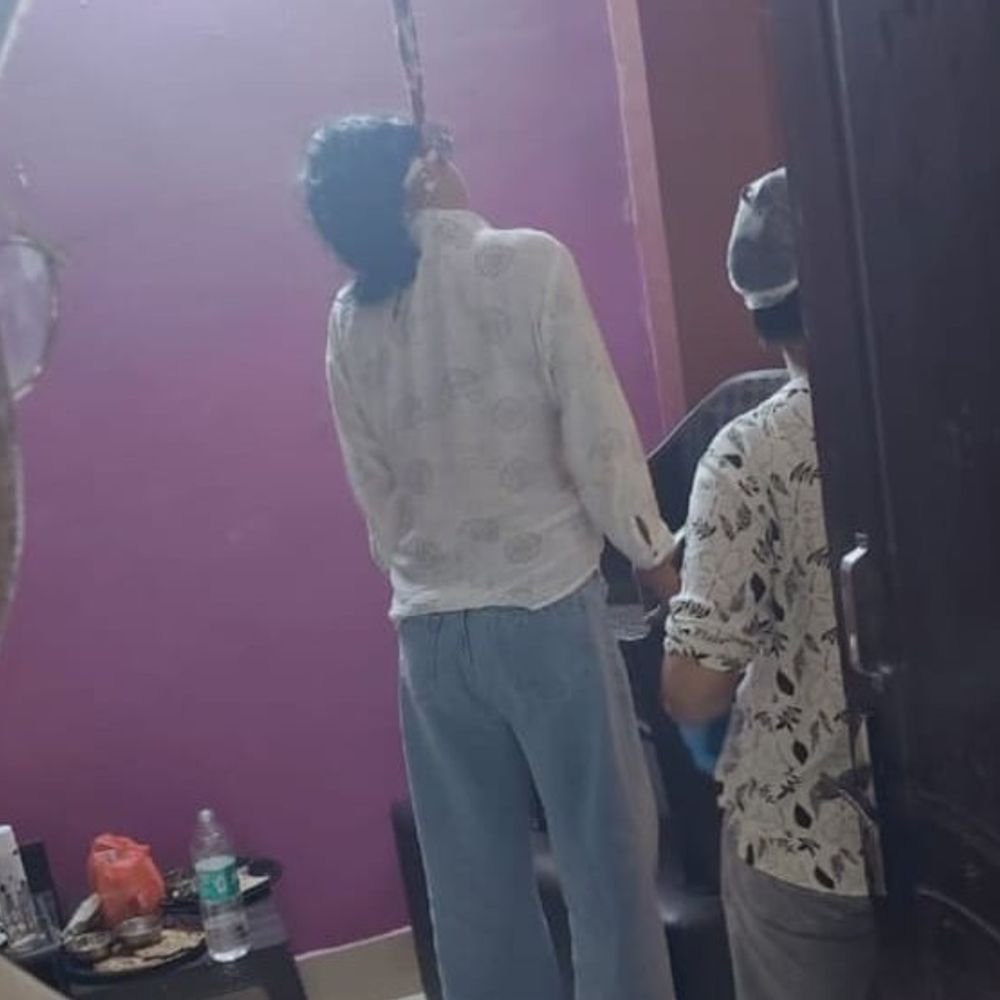 महिला ने 19 साल छोटे प्रेमी संग जान दी:बहराइच के होटल में फंदे से झूले, पति-पत्नी बताकर 9 दिन से रुके थे