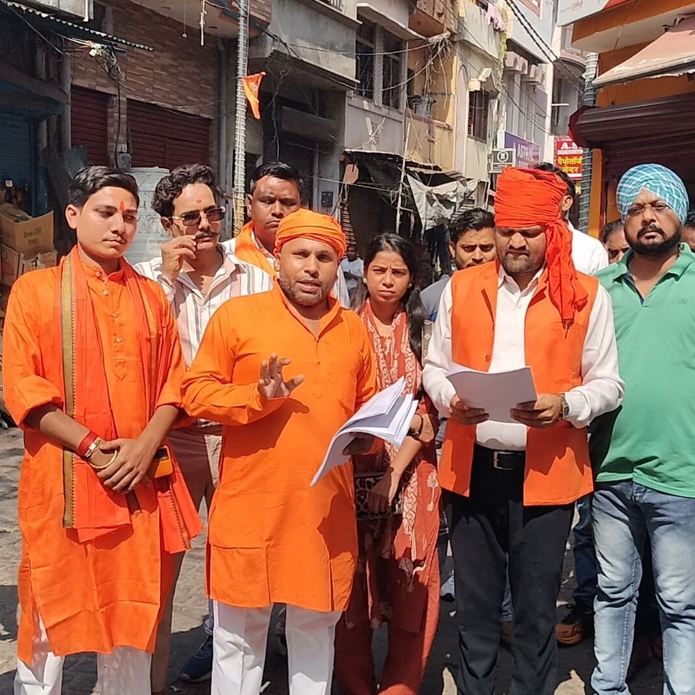 लखनऊ में दिव्या गोस्वामी प्रकरण में प्रदर्शन:महासभा कार्यकर्ताओं ने किया कूच, मुख्यमंत्री आवास जाते समय पुलिस ने रोका