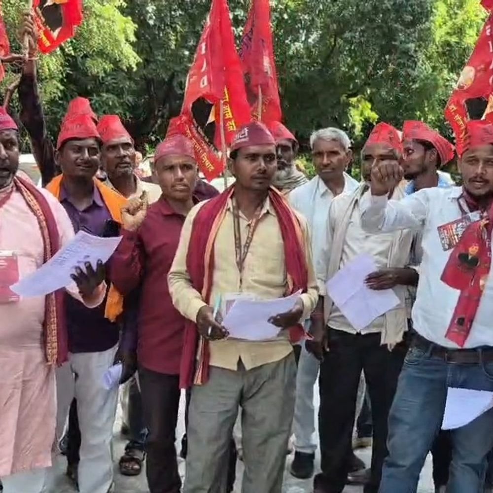 संजय निषाद को धमकी पर कार्यकर्ताओं का प्रदर्शन:महोबा में डीएम को सौंपा ज्ञापन, कार्रवाई की मांग
