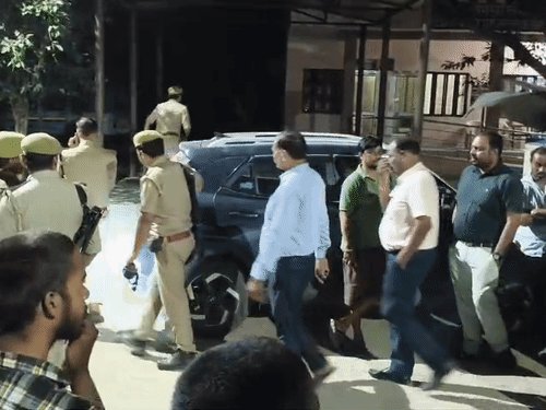 स्थानीय बदमाशों ने बाहरियों संग छर्रा में लूटा आढ़ती:अलीगढ़ में आढ़ती संग 14 लाख की लूट में मिले अहम सुराग, बदमाशों के नाम आए सामने, SOG के साथ दबिश जारी