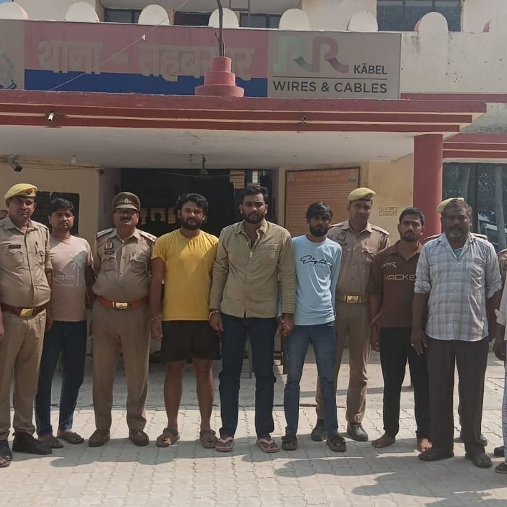 आजमगढ़ में सड़क जाम करने वाले 8 गिरफ्तार:टीकापुर तिराहे पर किया सड़क जाम और पुलिस से धक्का-मुक्की