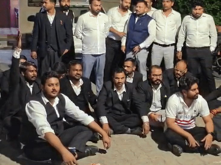 लखनऊ के अलीगंज थाने का वकीलों ने घेराव किया:पुलिस पर FIR दर्ज न करने का आरोप, प्रदर्शन के बाद ACP ने आदेश दिया
