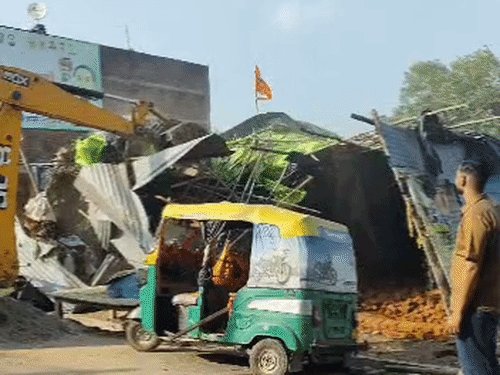उन्नाव में तालाब की जमीन से हटा अवैध कब्जा:शिकायत पर प्रशासन ने बुलडोजर चलाकर अतिक्रमण ढहाया, कब्जेदारों में खलबली