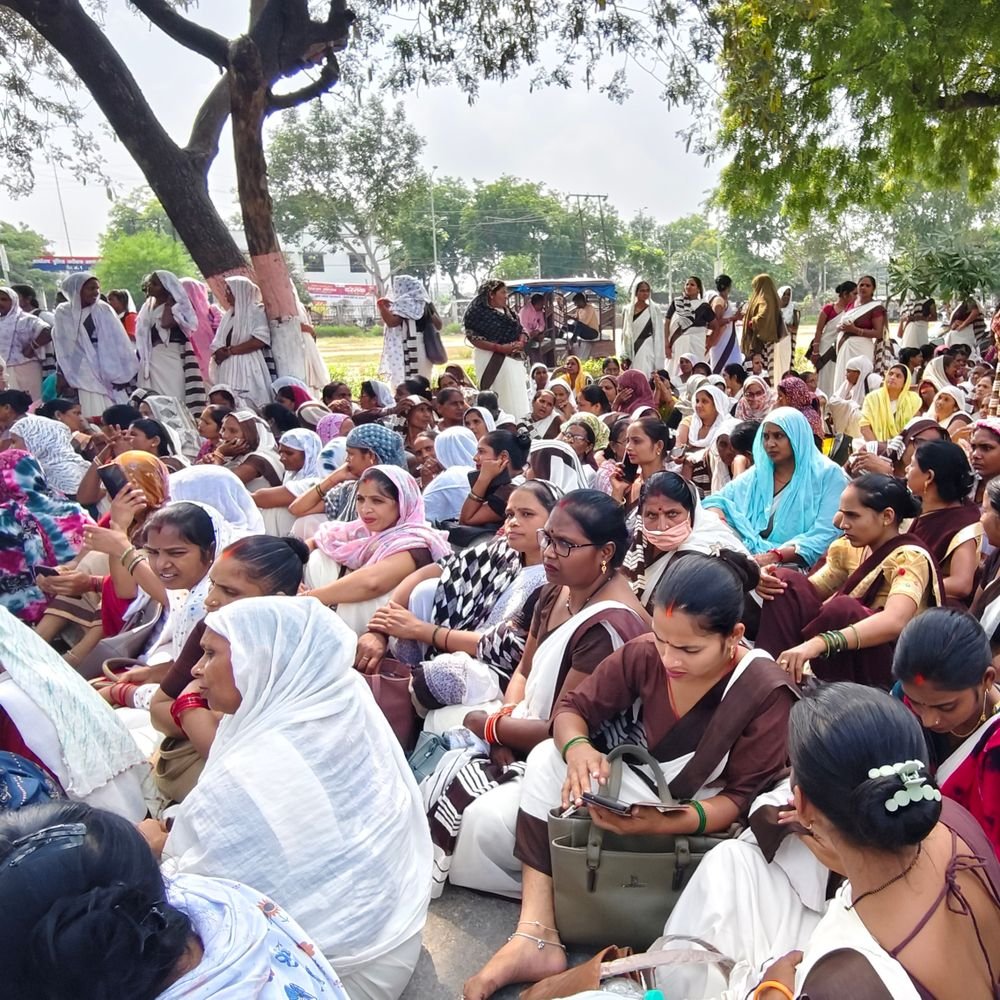 कौशाम्बी में आशा-आंगनवाड़ी कार्यकर्ताओं का प्रदर्शन:24 घंटे काम लेने का आरोप, 23 अक्टूबर को प्रदर्शन की चेतावनी
