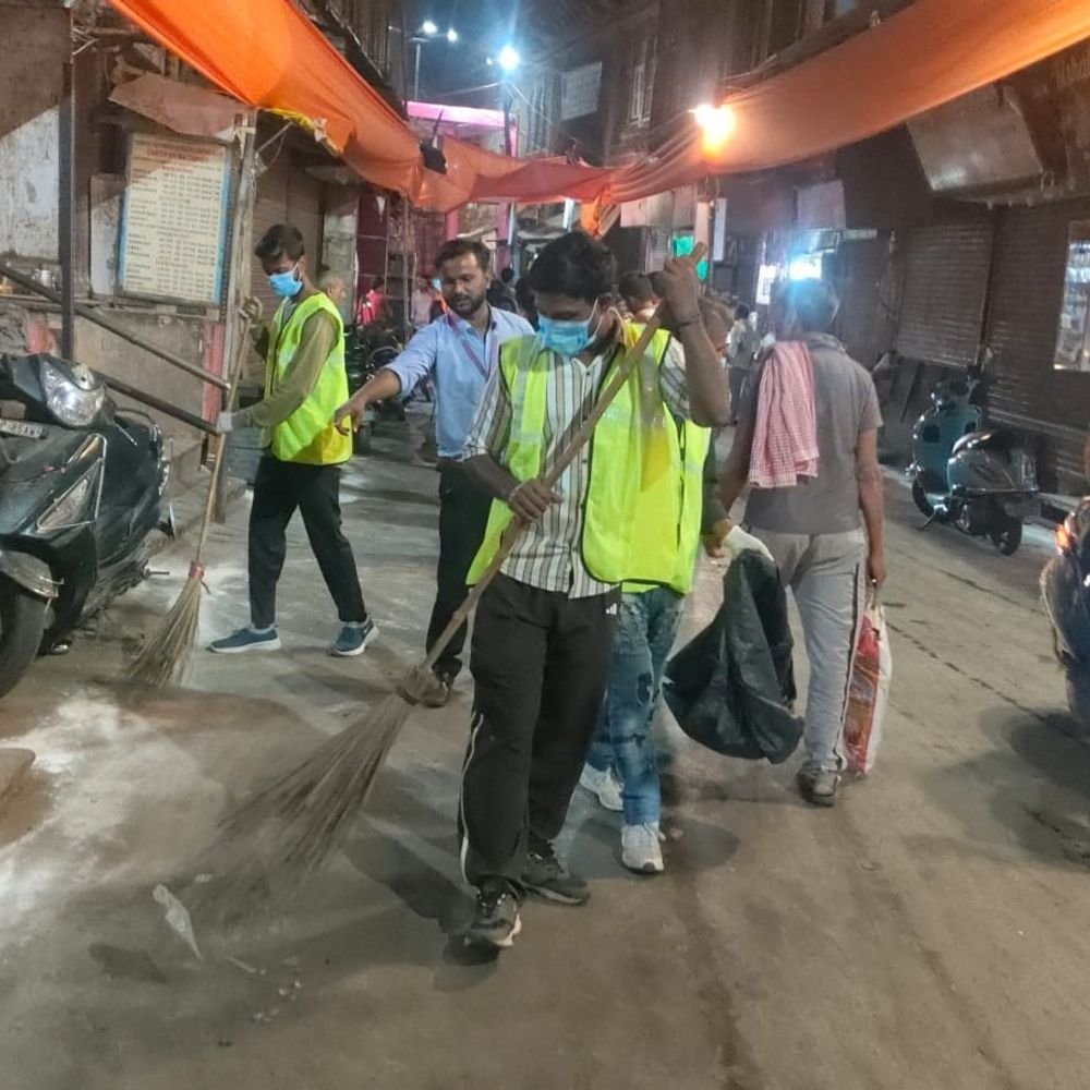 श्री राम बारात के लिए संभाली सफाई की कमान:नगर निगम ने मार्गों पर चूने का छिड़काव कराया, टीम एक्टिव
