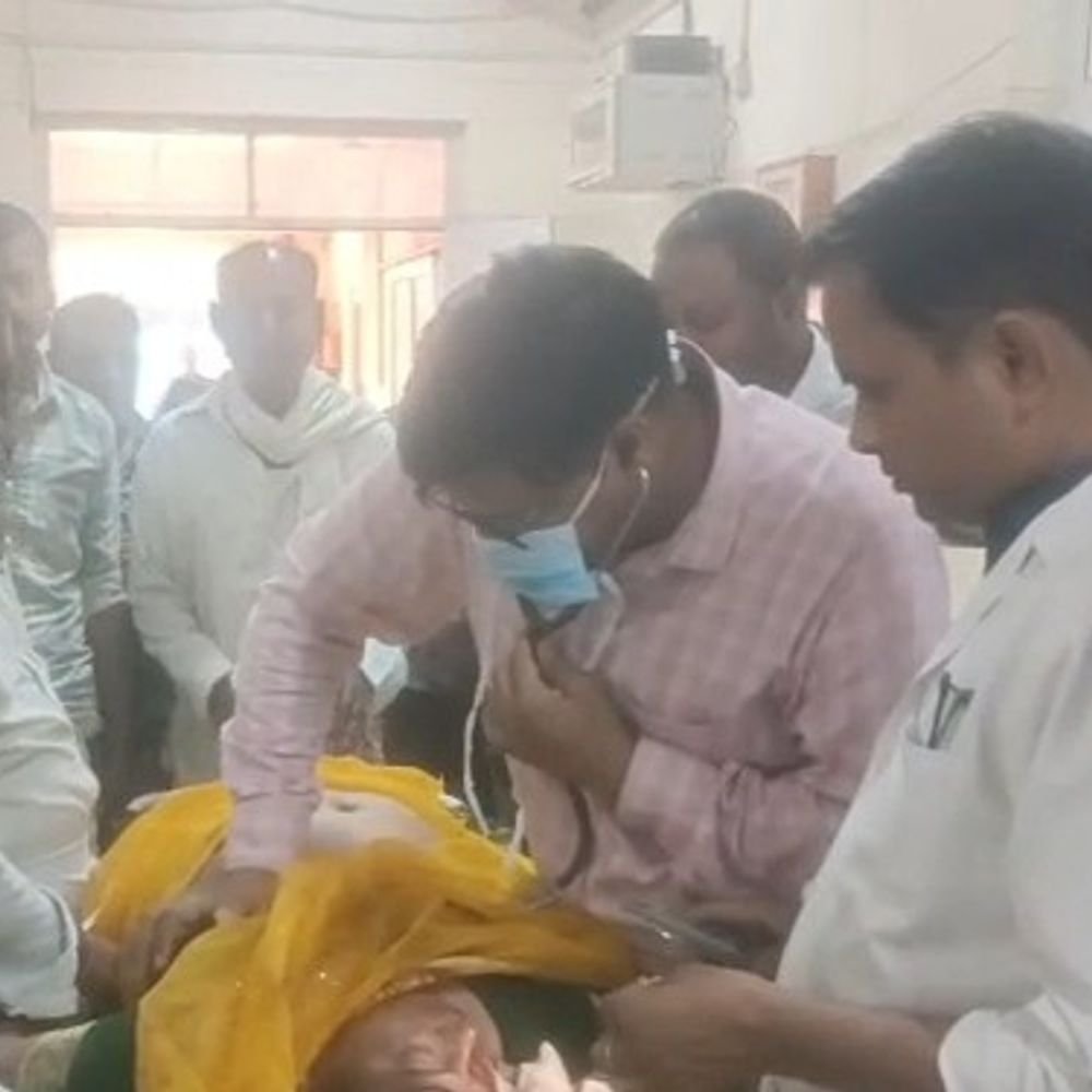 उन्नाव में बाइक से गिरकर महिला की मौत:पति के साथ बिठूर दर्शन कर लौट रही थी, युवक सुरक्षित
