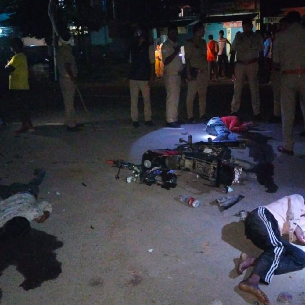 दुर्गा पूजा देखकर लौट रहे तीन युवकों की मौत:सिद्धार्थनगर में अज्ञात वाहन ने बाइक को मारी टक्कर, चालक फरार