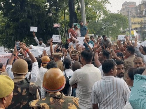 यूपी में व्यवस्था परिवर्तन के लिए हिंसा पर नौकरी नहीं:सरकारी नौकरी में कैरेक्टर सर्टिफिकेट के नियम बदले; पेपर लीक के आरोपियों पर भी रोक