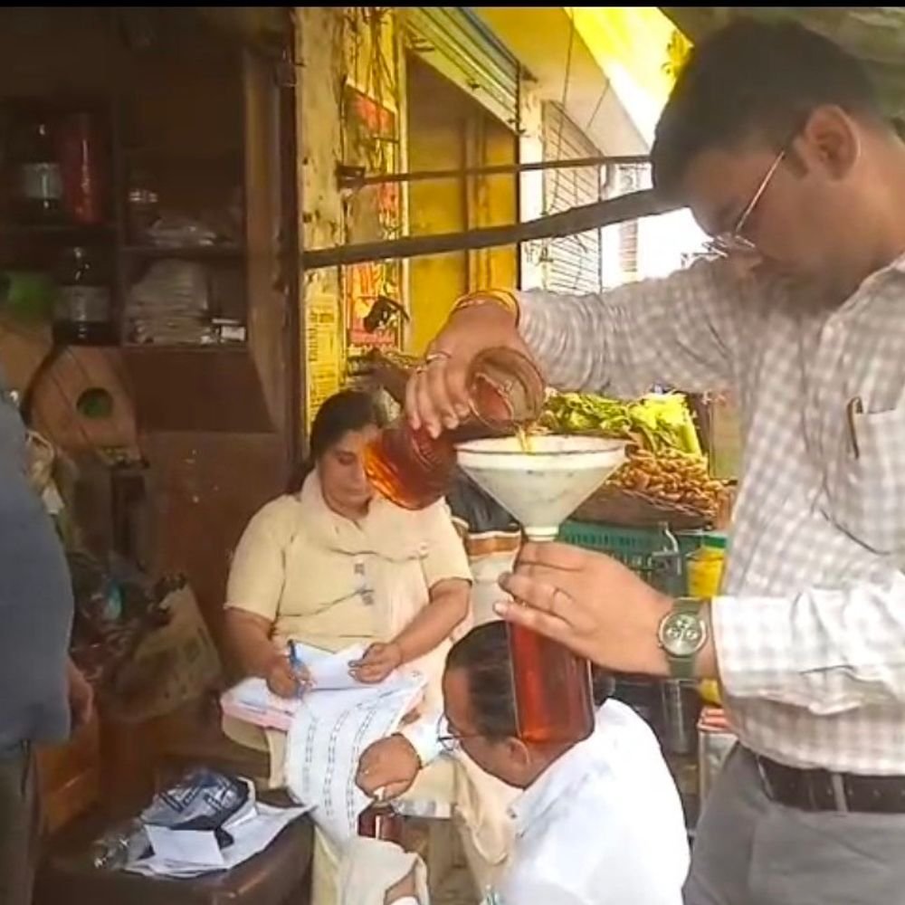 रायबरेली में खाद्य सुरक्षा विभाग का छापा:463 लीटर रिफाइंड तेल सीज, 66 हजार रुपये से ज्यादा की कीमत