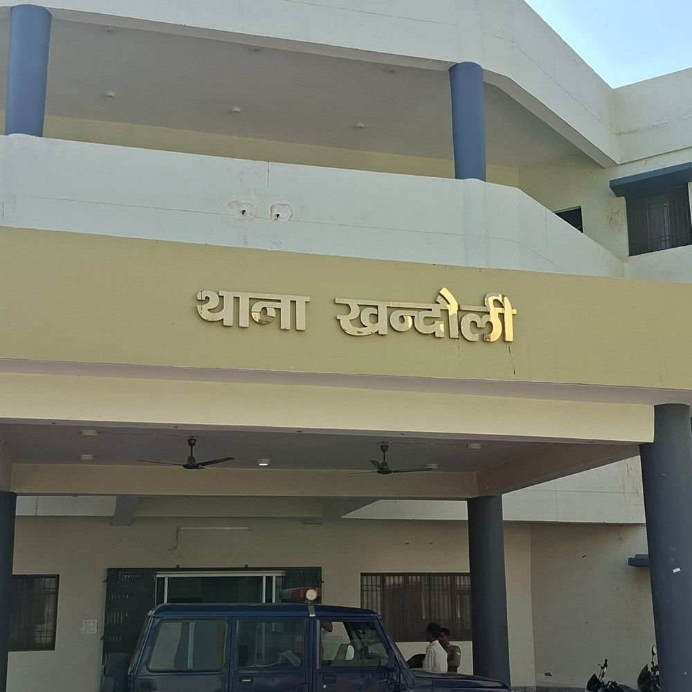 आगरा में अपर जिला जज की कार पर हमला:टक्कर के बाद पिता-गनर से मारपीट, कार का शीशा तोड़ा; आग लगाने की कोशिश