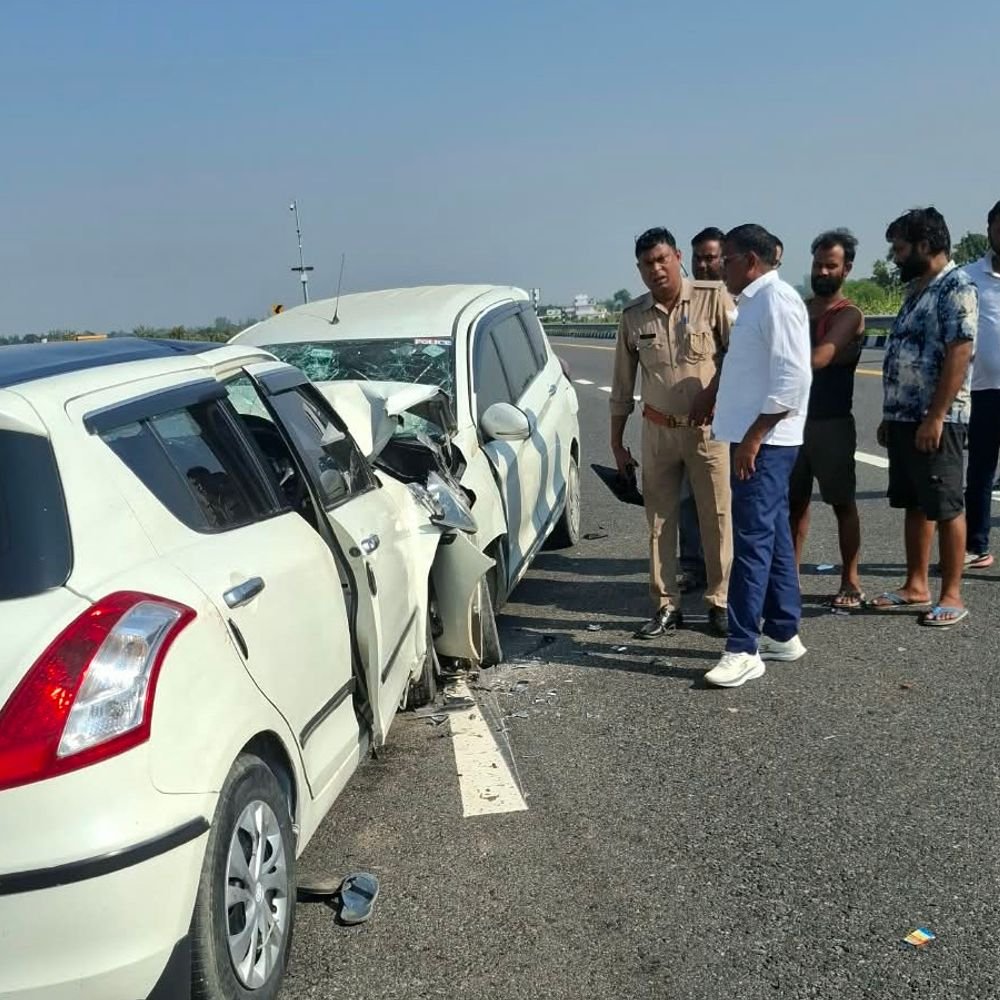 पूर्वांचल एक्सप्रेस-वे, हादसे में मरने वालों की संख्या 3 हुई:बिहार के रहने वाले हैं सभी, विंध्याचल दर्शन को जा रहे थे