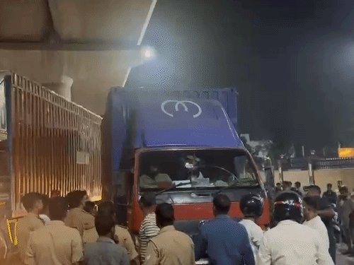 जीटी रोड पर ट्रक ने बच्ची को कुचला:रेस्टोरेंट जा रहे थे दंपत्ति, यू-टर्न लेने में हुआ हादसा, ड्राइवर को  पकड़ा