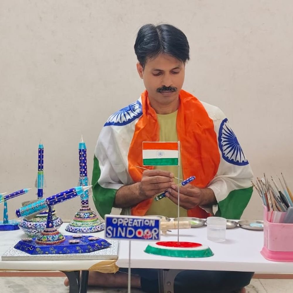 काशी के शिल्पकार ने गुलाबी मीनाकारी से बनाया फाइटर प्लेन:देश-विदेश से मिले 100 पीस के ऑर्डर, PM-CM को देने की तैयारी