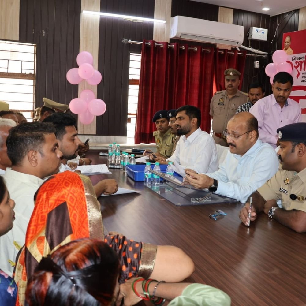 डीएम बोले- शिकायतों का निस्तारण सरकार की प्राथमिकता:मेरठ में समाधान दिवस पर 159 शिकायतें मिलीं, 10 का मौके पर निस्तारण