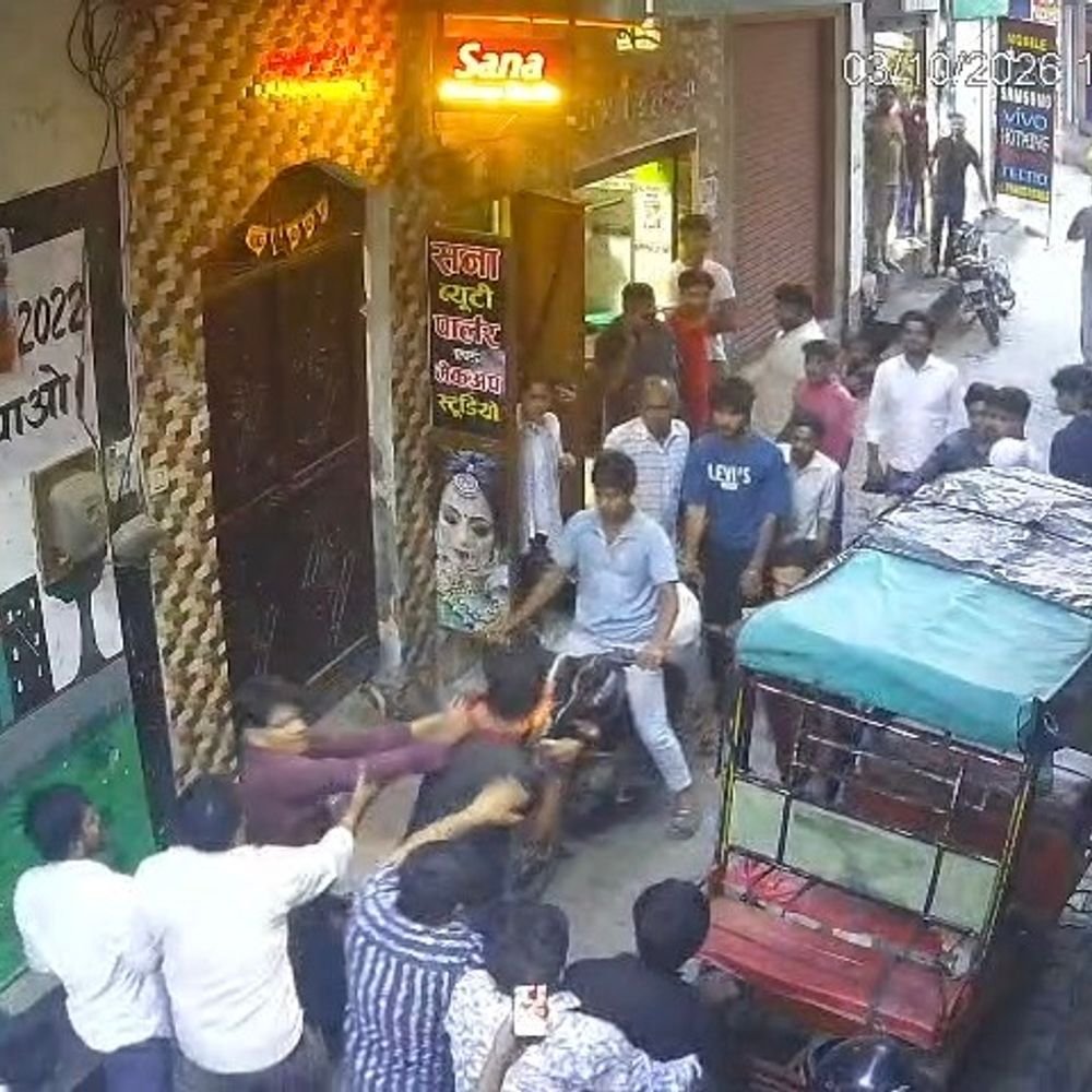 मुजफ्फरनगर बाजार में छात्रा-बॉयफ्रेंड की पिटाई:बॉयफ्रेंड के साथ घूम रही छात्रा को परिजनों ने पकड़ा, सड़क पर आधे घंटे हंगामा