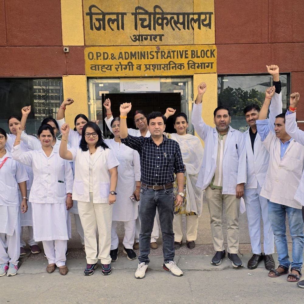 आगरा में सरकारी अस्पताल के नर्सिंग कर्मियों का कार्य बहिष्कार:मांगे नहीं मानी तो करेंगे हड़ताल, लखनऊ में भी कर चुके हैं प्रदर्शन
