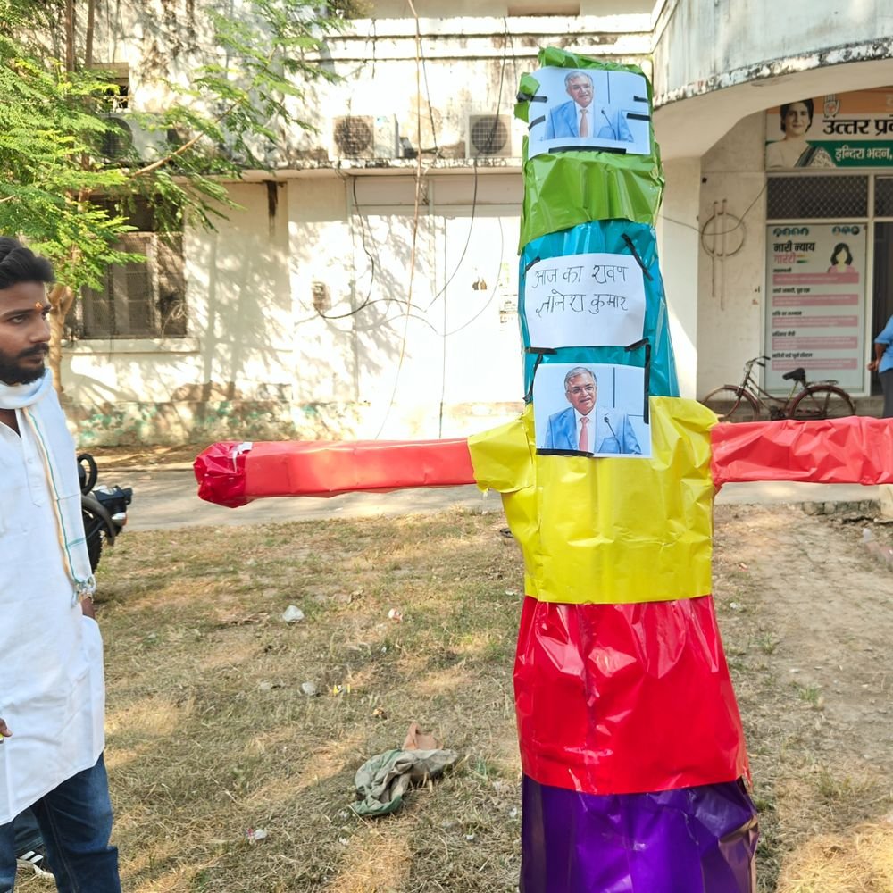 लखनऊ में CEC ज्ञानेश कुमार का पुतला फूंका:NSUI ने रावण बनाकर फूंका ' लिखा आज का रावण ' , कांग्रेसी बोले - ज्ञानेश कुमार के घमंड को जलाया
