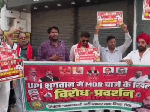 UPI पर MDR के विरोध में समाजवादी व्यापार-सभा का प्रदर्शन:छह स्थानों पर किया प्रदर्शन, 15 अक्टूबर से प्रस्तावित 0.04% चार्ज का जताया विरोध