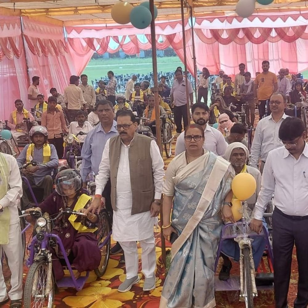 हाथरस में दिव्यांगों को मिले कृत्रिम अंग और सहायक उपकरण:जनप्रतिनिधियों की मौजूदगी में दिव्यांगों को उपकरण बांटे