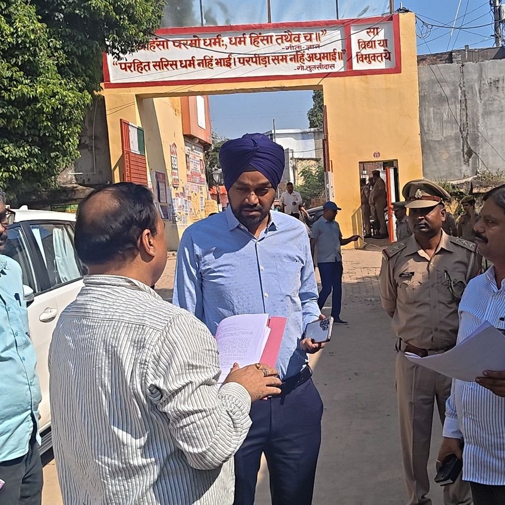 सुल्तानपुर में शिक्षक विधान परिषद चुनाव के लिए शांतिपूर्ण मतदान:सपा-भाजपा में सीधी टक्कर, 11 बूथों पर 2679 शिक्षक मतदाता डाल रहे वोट