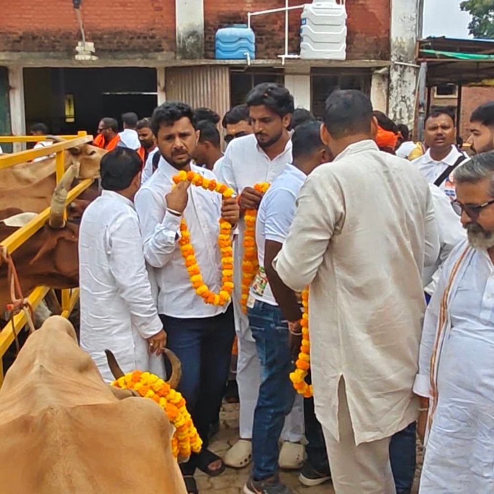 जौनपुर पहुंची सेवा संकल्प यात्रा:कार्यकर्ताओं ने किया स्वागत, गौशाला में गोवंश को खिलाया गुड़