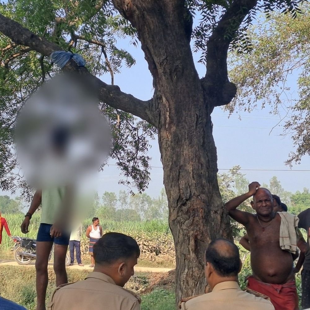 सीतापुर में पेड़ से लटका मिला युवक का शव:मंगलवार की रात मेला देखने घर से निकला था, पुलिस ने शव को पोस्टमार्टम क़े लिए भेजा