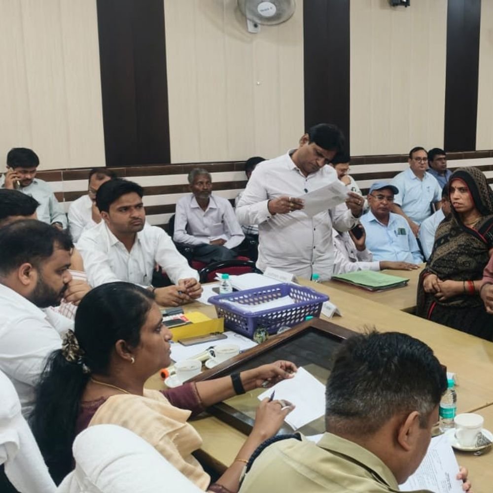 एटा में संपूर्ण समाधान दिवस में 128 शिकायतें:जलेसर में डीएम ने सुनीं फरियादें, 26 का मौके पर निस्तारण