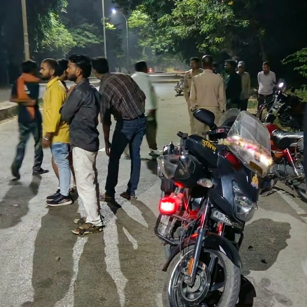 फोर व्हीलर की टक्कर से बाइक सवार दो युवक घायल:सोनभद्र में काशी मोड़ कॉलोनी बस स्टैंड के पास हादसा, पुलिस ने पहुंचाया अस्पताल