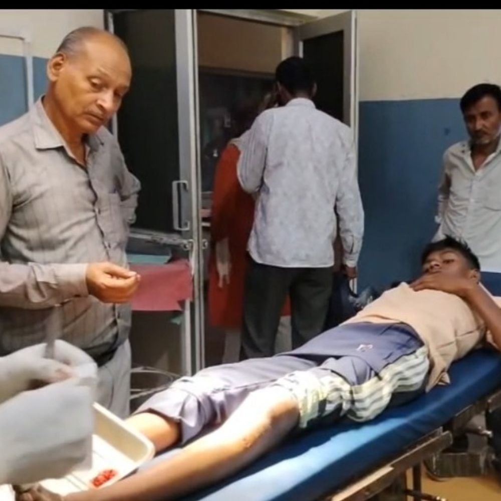 बांदा में मरौली के पास दो बाइकों की टक्कर:हादसे में 4 लोग गंभीर घायल, दो बांदा जिला अस्पताल में भर्ती