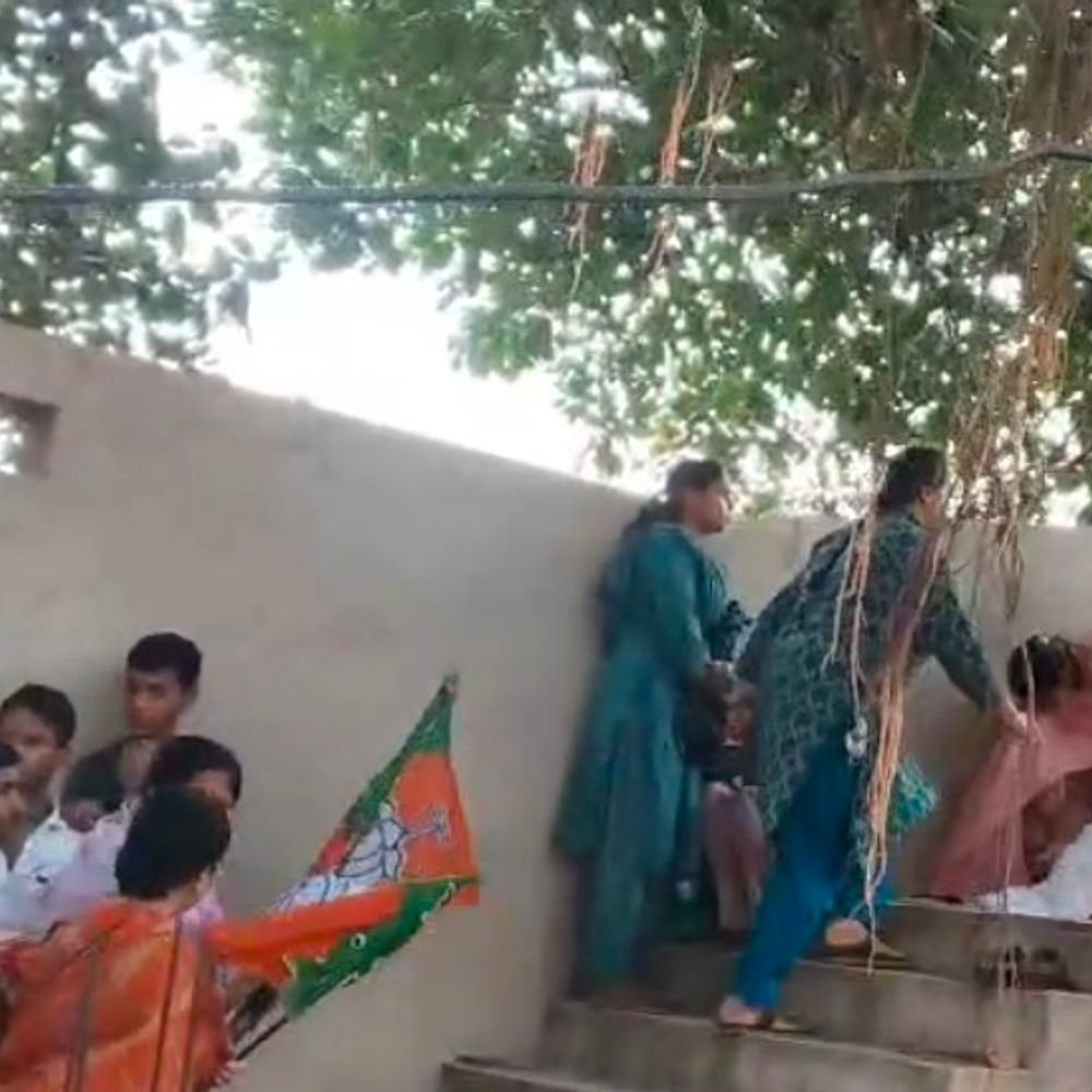कांग्रेस कार्यालय पर भाजपा महिला मोर्चा ने फहराया झंडा:सांसद को पार्टी से निकालने की मांग, कांग्रेस ने झंडे के अपमान का लगाया आरोप