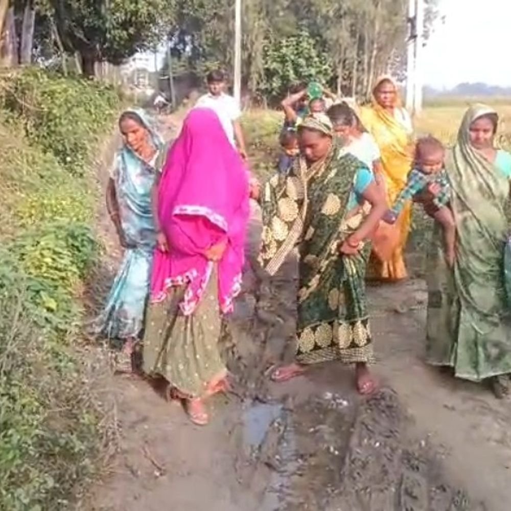 हरदोई में कीचड़ में 900 मीटर पैदल चली गर्भवती:गांव के बाहर खड़ी रही एंबुलेंस, परेशान ग्रामीण बोले- डीएम साहब, सलेमपुर की सड़क बनवा दीजिए