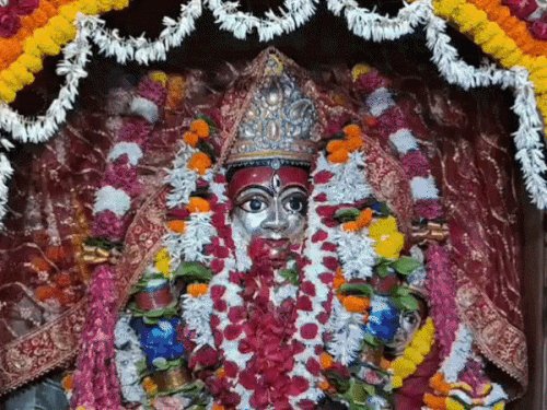नवरात्रि के पांचवें दिन स्कंदमाता के दरबार में उमड़े भक्त:काशी में मंदिर के बाहर 1KM लगी लंबी लाइन, विद्यार्थियों ने भी मांगा आशीर्वाद