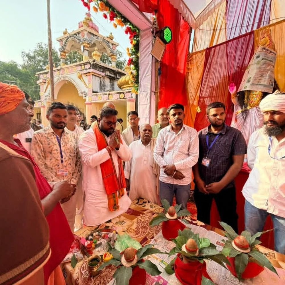 बलिया में दुर्गा प्रतिमाओं के पट खुले:महासप्तमी पर मंदिरों में पूजा-अर्चना, श्रद्धालुओं ने सुख शांति की कामना