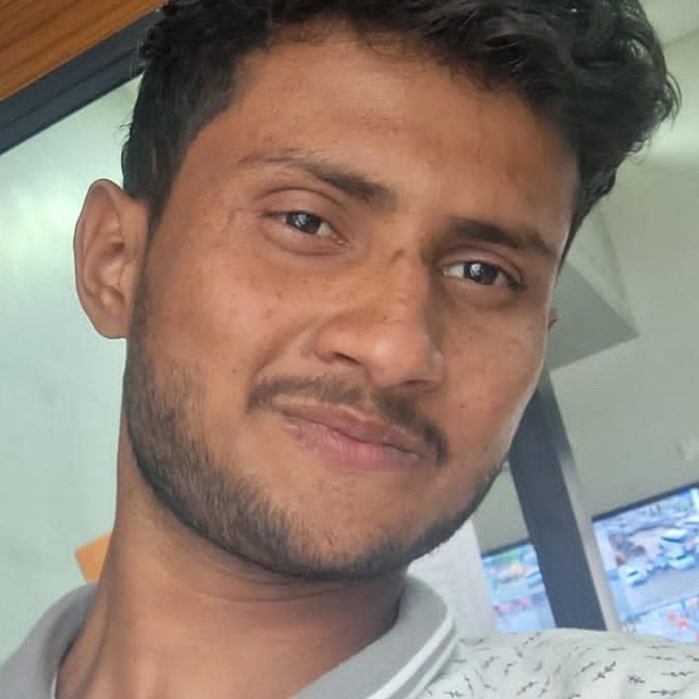 बाराबंकी में गोमती नदी में युवक ने लगाई छलांग:पुल पर खड़ी मिली बाइक, किराए के मकान में रह रहा था; तलाश जारी