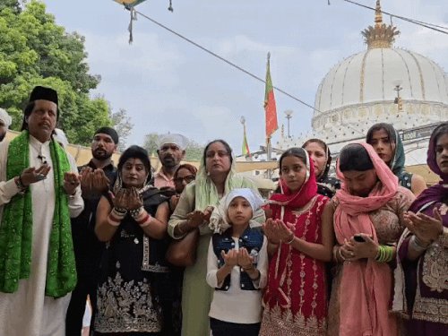 अमिताभ बच्चन की सेहत के लिए अजमेर दरगाह में दुआ:पंजाब से आए 50 जायरीन, ख्वाजा गरीब नवाज की मजार पर चढ़ाई चादर