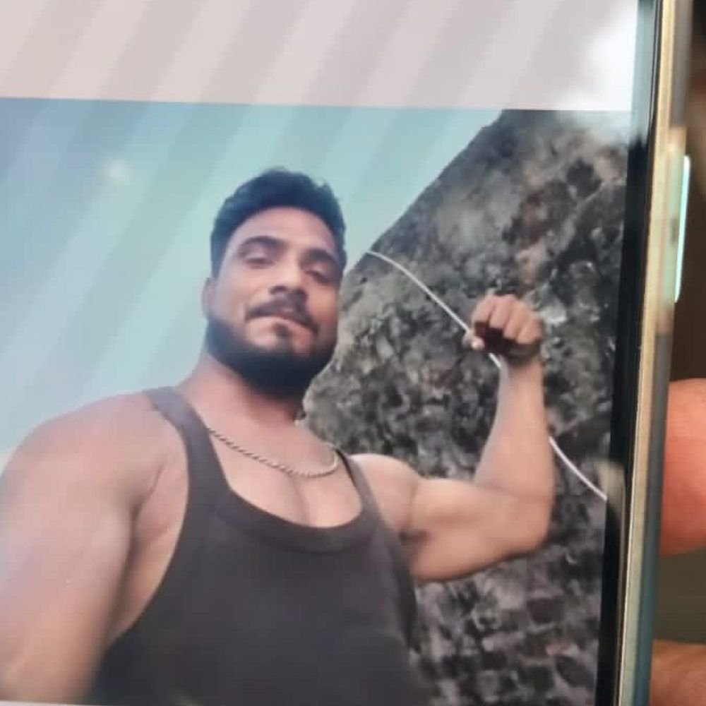 मेरठ में लापता युवक का शव नाले में मिला:हत्या की आशंका, गर्दन पर मिले निशान, बाल कटवाने निकला था घर से
