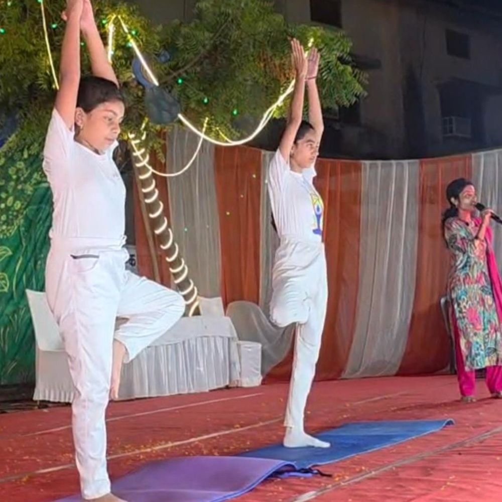 संभल में 100 बच्चों ने सांस्कृतिक महोत्सव में दिखाई प्रतिभा:वंदे मातरम् का गायन किया, रामलीला कमेटी ने 12 स्कूलों को मंच दिया